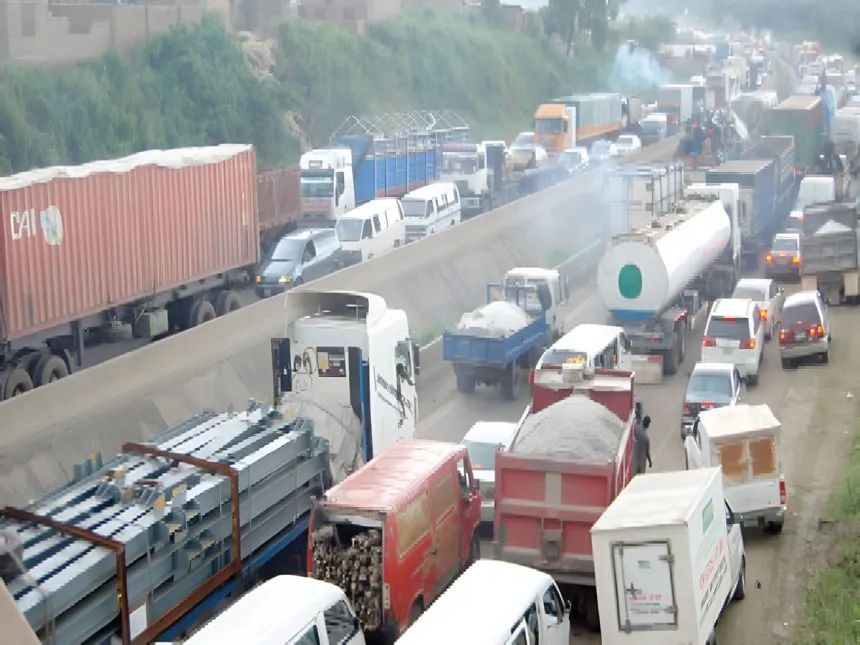 *Persistent Gridlock on Ibadan-Lagos Highway Forces Commuters to Trek, Motorists Lament Hours-Long Delays*
