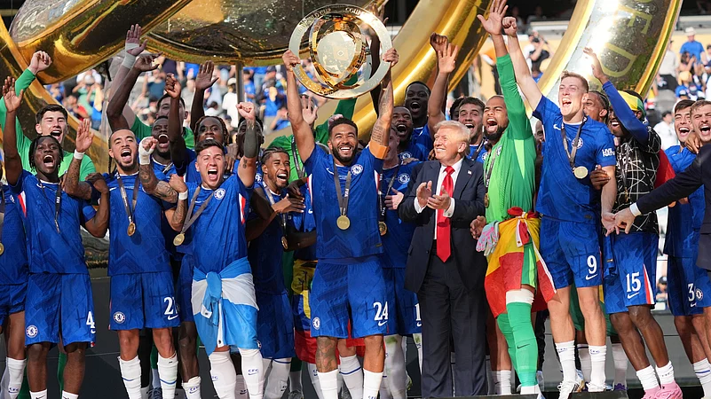 Chelsea players lifting the FIFA Club World Cup trophy after defeating PSG in 2025