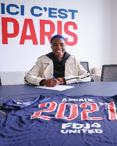Rasheedat Ajibade signing her contract at PSG Féminine launch event